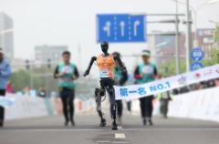 机器人参加北京亦庄半程马拉松比赛
