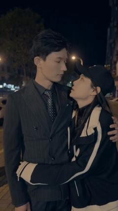 《重生暖爱：权少跟我走》